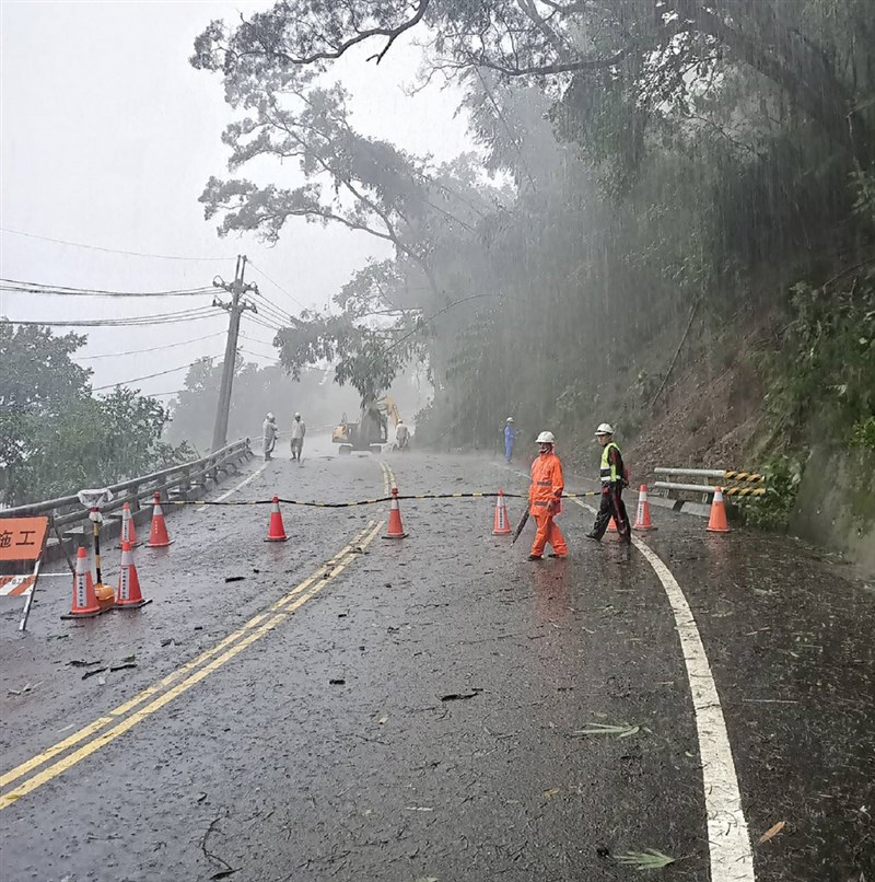 高雄市山區豪雨不斷，各地狀況不少，土石流紅色警戒6日已增至84條，撤離民眾達1801人；台20線荖濃往甲仙路段6日並發生路面下陷約30公分，甲仙工務段派員處理搶通。（高雄市六龜警分局提供）中央社記者蔡孟妤傳真 110年8月6日