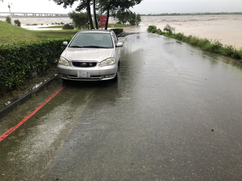 中央氣象局7日持續針對高雄發布雷雨、豪雨特報,仁武區部分路段水漫路面。(高市仁武警分局提供)中央社記者蔡孟妤傳真 110年8月7日