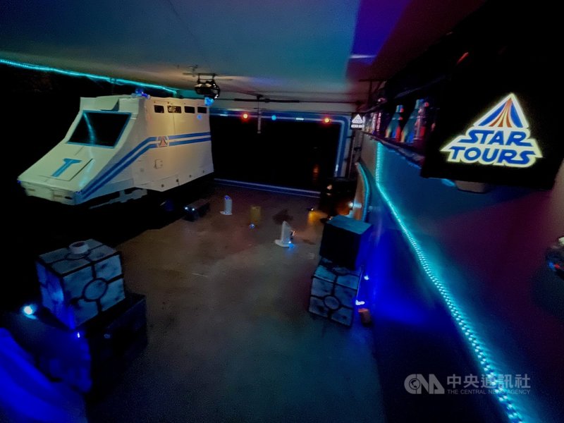 住在加州的影片製作人改裝自家車庫,變成迪士尼樂園星際旅行的場景,成本約新台幣1萬元,他沒有任何工程背景或訓練,只是愛女心切,想在疫年為孩子留下正面的回憶。(伊頓提供)中央社記者周世惠舊金山傳真 110年8月7日