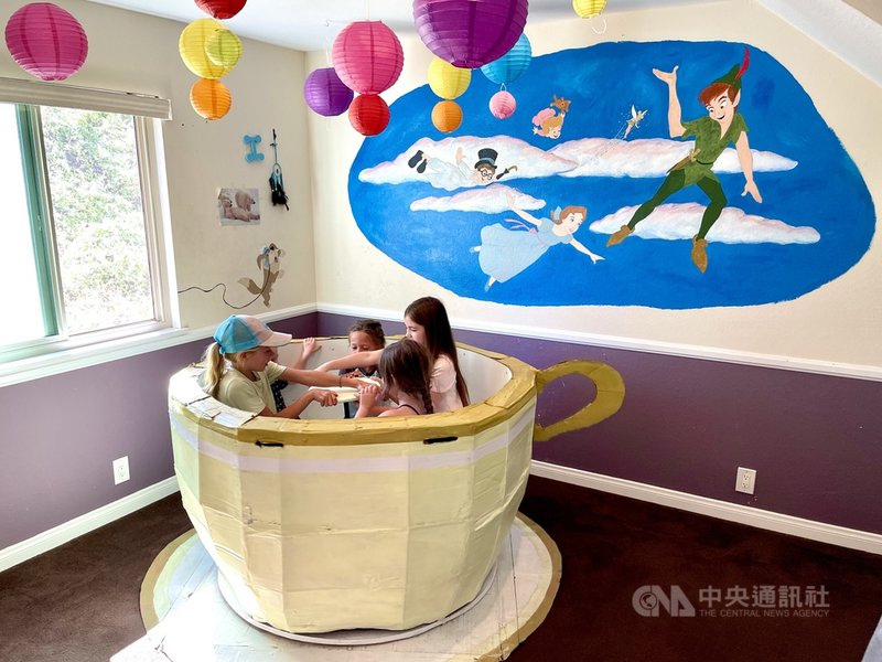 加州一位從事影片製作的父親在疫情之年,自製簡易版迪士尼樂園主題的娛樂設施,他的女兒和朋友們在家玩「瘋狂旋轉帽杯」。(伊頓提供)中央社記者周世惠舊金山傳真 110年8月7日