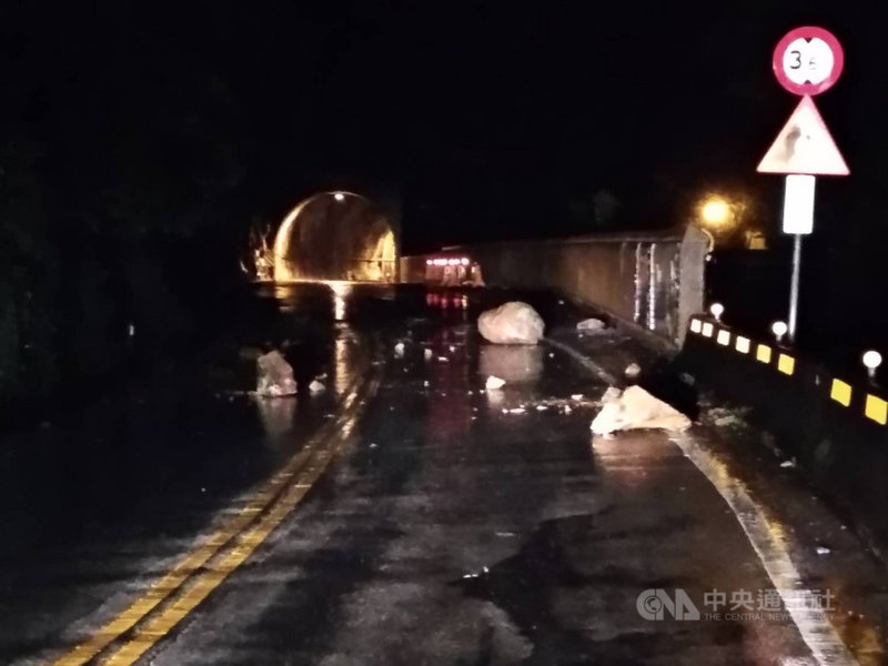 受到熱帶性低氣壓及西南氣流影響,有短延時強降雨,台中市和平區台8線隧道口出現落石擋道。(民眾提供)中央社記者趙麗妍傳真 110年8月7日