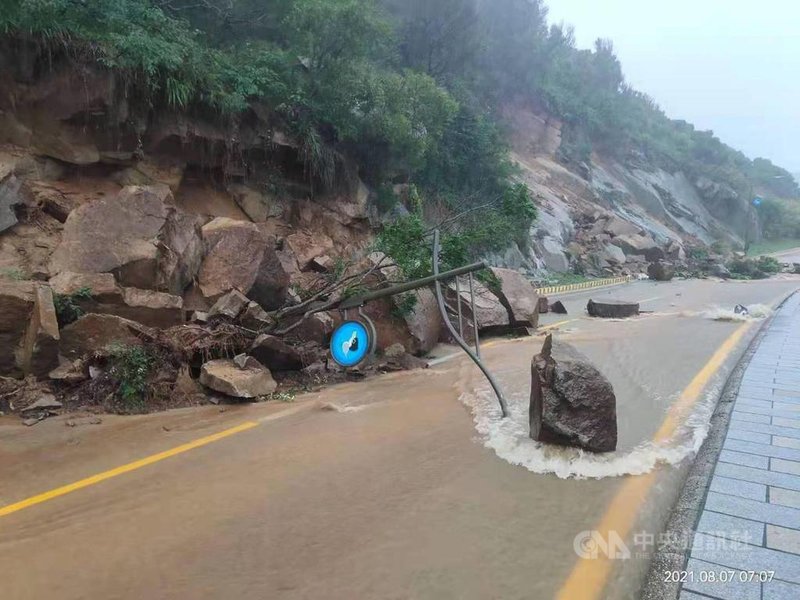 受颱風盧碧減弱的熱帶性低氣壓影響，馬祖出現強降雨，地區道路邊坡土石坍方，路樹倒塌擋住芹壁村與橋仔村道路，北竿鄉公所已公告警戒道路封閉。（馬祖居民提供）中央社記者邱筠馬祖傳真 110年8月7日