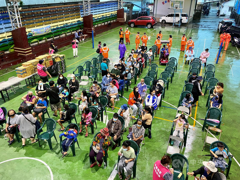 熱帶性低氣壓帶來超大豪雨,屏東縣瑪家鄉、三地門鄉、來義鄉和霧台鄉多個村達紅色警戒,已撤離及預計撤離的鄉民超過千人。圖為瑪家鄉撤離村民到收容所。(瑪家鄉公所提供)中央社記者郭芷瑄傳真 110年8月7日