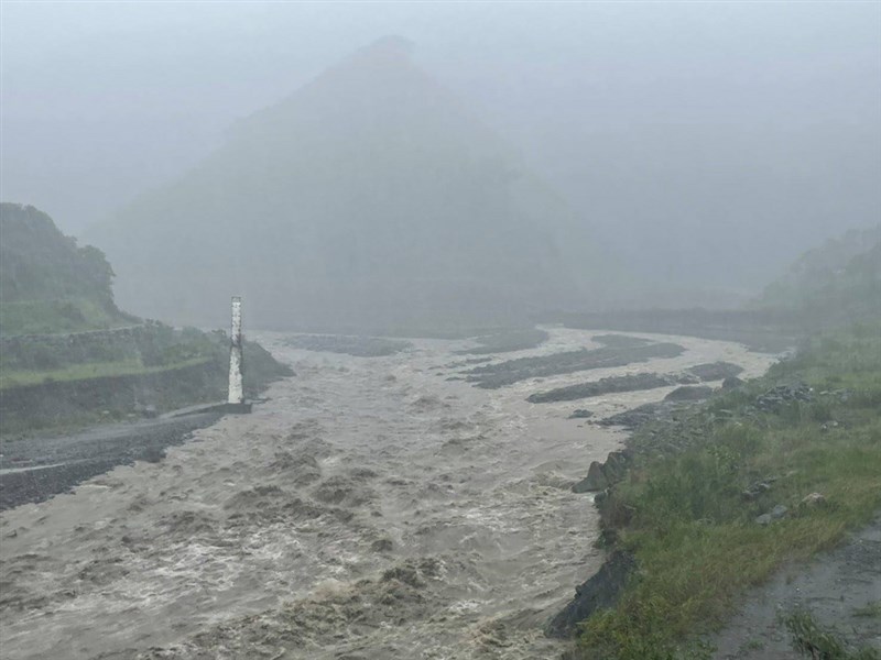 屏東縣大雨不斷，來義鄉6日晚間預防性撤離來義村、義林村和丹林村第5鄰村民共152人至位於永久屋的新來義社區收容中心，鄉公所表示，大雨不斷，鄉裡多處土石崩落並沖入路面，來社溪水暴漲，恐影響來義村、義林村等民眾安全。（來義鄉公所提供）中央社記者郭芷瑄傳真 110年8月6日