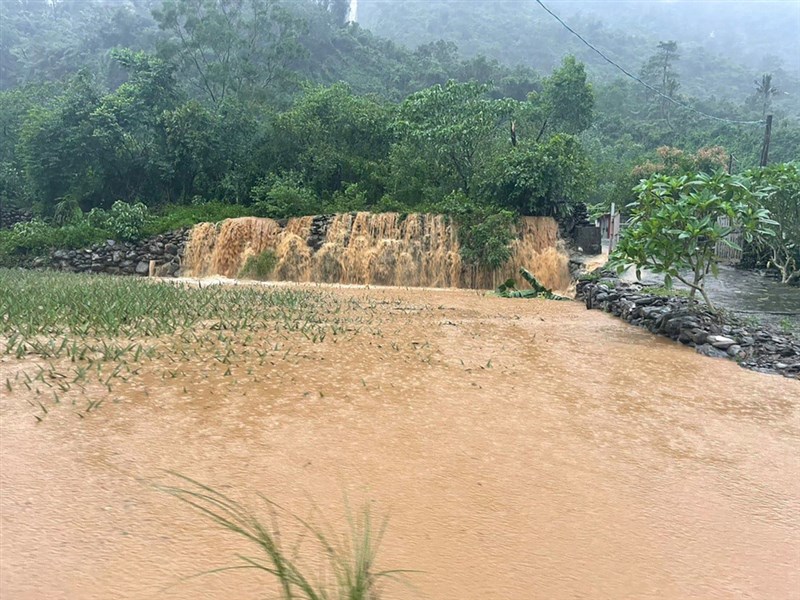 屏東縣連日強降雨，來義鄉、三地門鄉、霧台鄉及春日鄉等山地鄉累積3天雨量都在400毫米以上，山區多處土石崩落。圖為來義鄉土石被大雨沖刷到路上。（來義鄉公所提供）中央社記者郭芷瑄傳真 110年8月6日