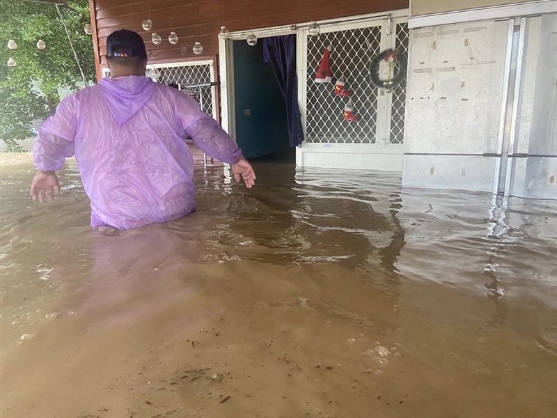大雨強襲高雄山區,多處溪水暴漲,道路、橋梁幾乎全都封閉不通,茂林區情人谷得樂日嘎橋附近7日下午一度水淹及腰,周邊民宅都泡在水中。(民眾提供)
