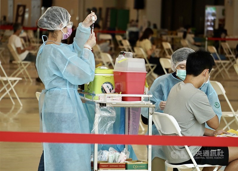 全台7日累計接種COVID-19疫苗逾915萬人次,疫苗接種人口涵蓋率達36.88%,在亞洲地區名列前茅,緊追韓國的40.54%。圖為高雄民眾到疫苗接種站施打疫苗情形。(中央社檔案照片)