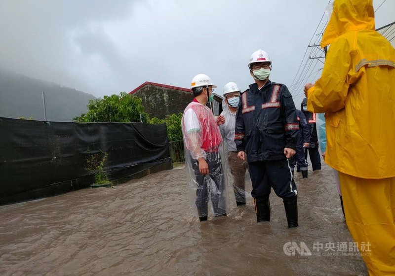 高雄市連日豪雨造成山區多處土砂溢流、道路坍方,市長陳其邁(前右)7日上午前往六龜區視察山區災情。(高雄市政府提供)中央社記者蔡孟妤傳真 110年8月7日