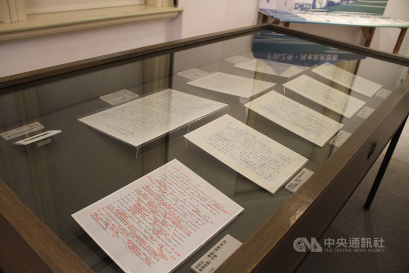 台灣文學館舉辦「洶湧的溫柔—台灣大河小說捐贈展」,以4大展區介紹台灣大河小說歷程,呈現多名重要大河小說作家的珍貴作品及手稿。(台灣文學館提供)中央社記者邱祖胤傳真 110年8月7日