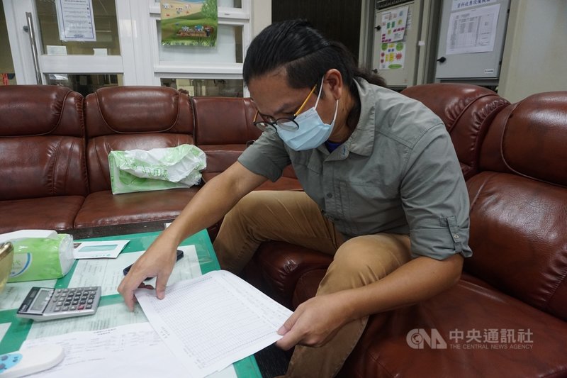 金門氣象站主任曹嘉宏(圖)7日表示,3天來颱風盧碧為金門帶來104.5毫米雨量,但與去年同期比較,今年雨量還是較少,接下來面臨高壓氣候,降雨量機率就更低了。中央社記者黃慧敏攝 110年8月7日