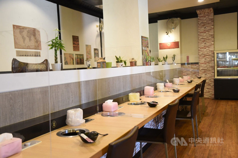 澎湖縣政府7日宣布,10日起適度鬆綁餐飲場所內用,餐飲場所符合實聯制、社交距離或設隔板等規範可直接開放內用,不必事先向縣府申請審核,但縣府將持續稽查,維護消費者用餐安全。(澎湖縣政府提供)中央社 110年8月7日