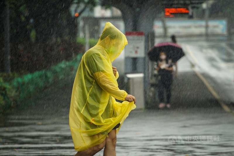 受到熱帶性低氣壓及西南氣流影響,各地降下豪雨,氣象局針對台北市等全台21縣市發出豪雨或大雨特報。中央社記者裴禛攝 110年8月7日