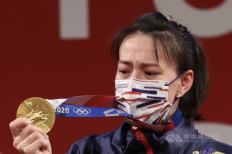 台灣舉重女將郭婞淳27日在東京奧運女子舉重59公斤級拿下金牌,3項成績都是奧運紀錄,也讓世界看到台灣;她在頒獎台上望著金牌,一度紅了眼眶。中央社記者吳家昇攝 110年7月27日