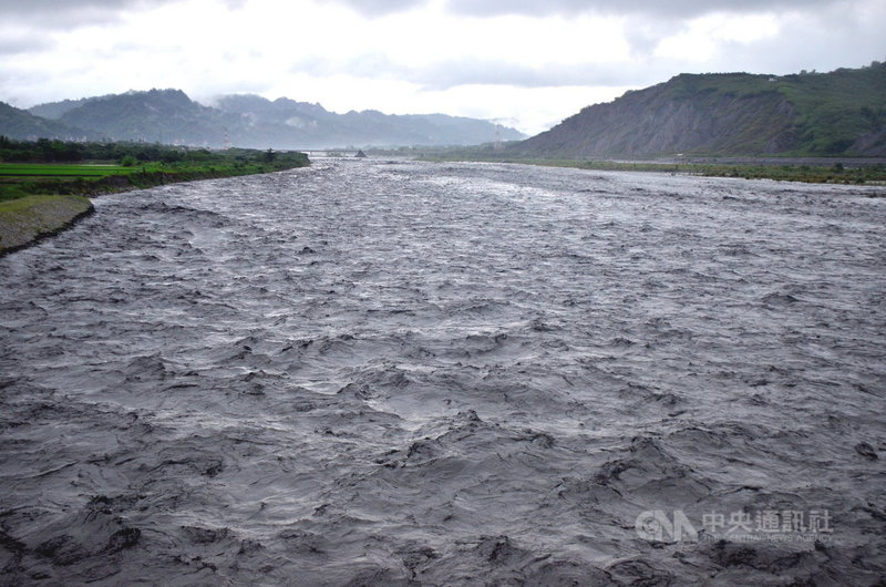 台東包括主要河川卑南溪在內7日上午溪水暴漲,水利署發布警戒,上午9時應變小組2級開設。中央社記者盧太城台東攝 110年8月7日