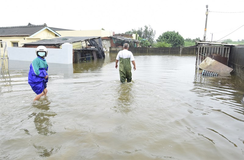 大雨強襲彰化致災,沿海鄉鎮大城鄉、芳苑鄉7日仍有部分地區泡在水裡,讓居民好無奈。(彰化縣政府提供)中央社記者蕭博陽彰化縣傳真 110年8月7日
