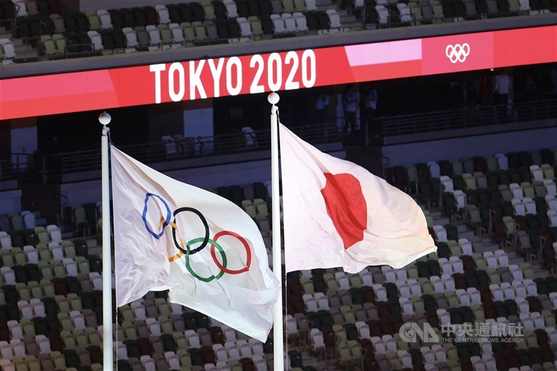 東京奧運開支的官方數據為154億美元,牛津大學研究稱這是史上最貴的奧運。圖為東奧開幕式中奧運五環旗與日本國旗場內飄揚。(中央社檔案照片)