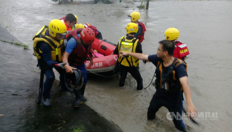 熱帶性低氣壓帶來超大豪雨,屏東縣內多處溪水暴漲,新園鄉雙園大橋堤防邊水深及胸,消防局以救生艇撤離受困民眾。(屏東縣消防局提供)中央社記者郭芷瑄傳真 110年8月7日