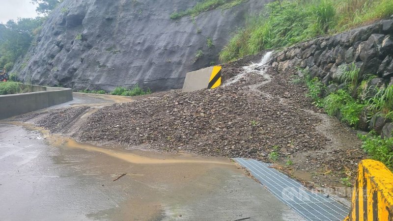屏東縣7日持續大雨不斷,山區霧台鄉佳暮村截至上午9時20分累積雨量477.5毫米,土石崩落嚴重,阻斷道路,村民已全數撤離下山。(民眾提供)中央社記者郭芷瑄傳真 110年8月7日