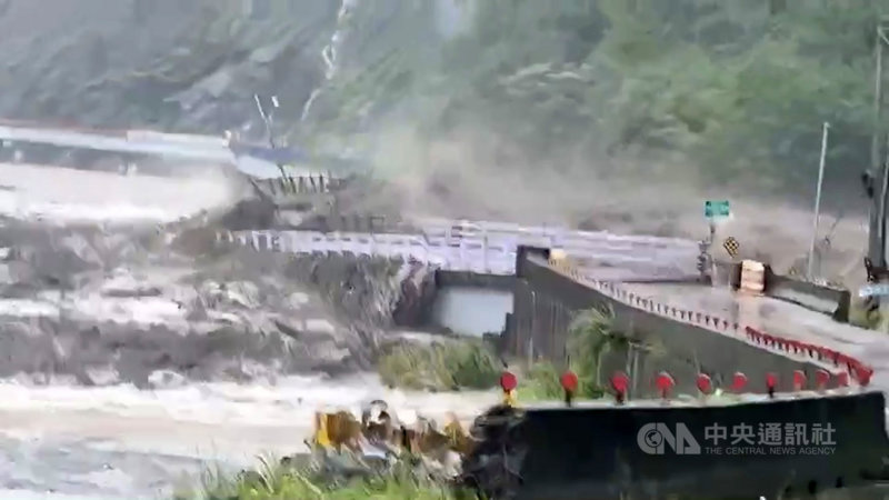 高雄山區大雨狂襲,桃源區明霸克露橋原連結南部橫貫公路復興及勤和等地,但7日下午卻被暴漲且夾雜土石的荖濃溪溪水沖斷,路過民眾拍下驚悚瞬間,所幸無人受傷。(民眾提供)中央社記者侯文婷傳真 110年8月7日