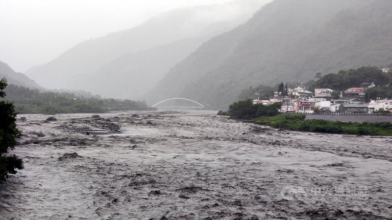 受西南氣流影響，台東山區持續降下可觀雨量，6日晚間至7日雨勢未停，台東縱谷卑南溪水暴漲，南迴線所有溪流也都暴漲，其中，太麻里溪水高漲，最讓沿線居民擔憂。中央社記者盧太城台東攝　110年8月7日