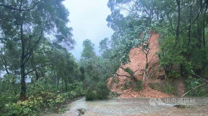 熱帶性低氣壓帶來超大豪雨,屏東縣三地門鄉土石坍方,樹木倒塌。(三地門鄉公所提供)中央社記者郭芷瑄傳真 110年8月7日