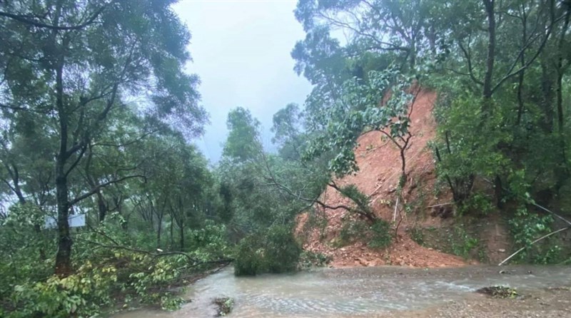 熱帶性低氣壓帶來超大豪雨,屏東縣三地門鄉土石坍方,樹木倒塌。(三地門鄉公所提供)