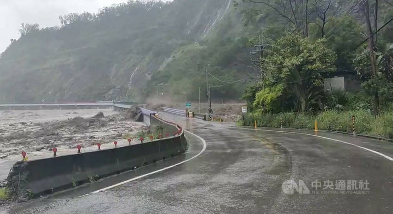 高雄市桃源區明霸克露橋7日下午遭暴漲溪水沖斷,梅山、拉芙蘭、復興等3里成孤島,目前居民糧食尚有2週庫存,高雄市消防局已將災情據點通報消防署,請消防署空中救災單位列管,並請協助在下週雨停後,指派直升機支援投放民生物資。(高雄市水利局提供)中央社記者侯文婷傳真 110年8月7日