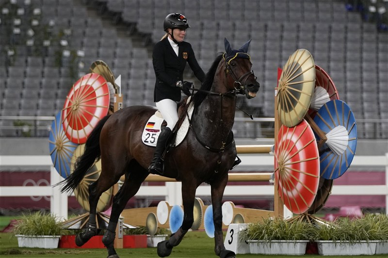 德國教練蕾絲娜在東奧女子現代五項賽事的馬術項目中打馬匹「聖男孩」（圖），國際現代五項總會4日宣布，2028年洛杉磯奧運現代五項比賽中將取消馬術。（美聯社）