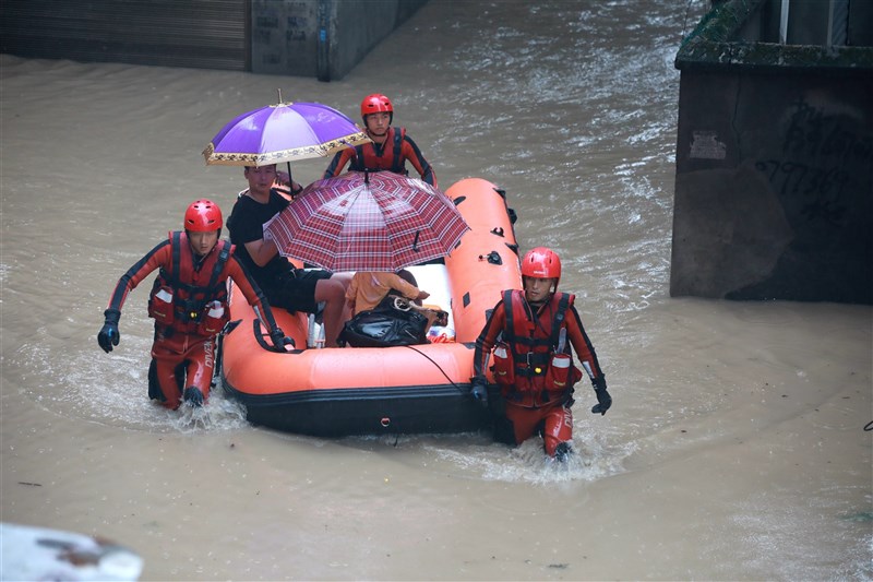 福建省防汛辦公室通報,截至7日清晨6時,當地撤離民眾8萬9590人次。(中新社)