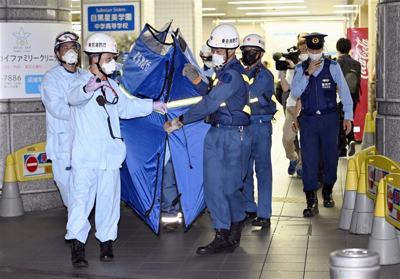 日本36歲犯嫌對馬悠介6日在行經東京都世田谷區的小田急線電車內揮刀，造成10名乘客分別受到輕重傷。（共同社）