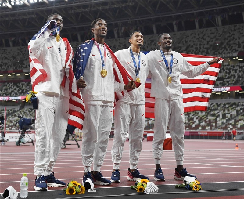 東京奧運男子4x400公尺接力決賽7日晚登場,美國隊以2分55秒70成績奪金。(共同社)