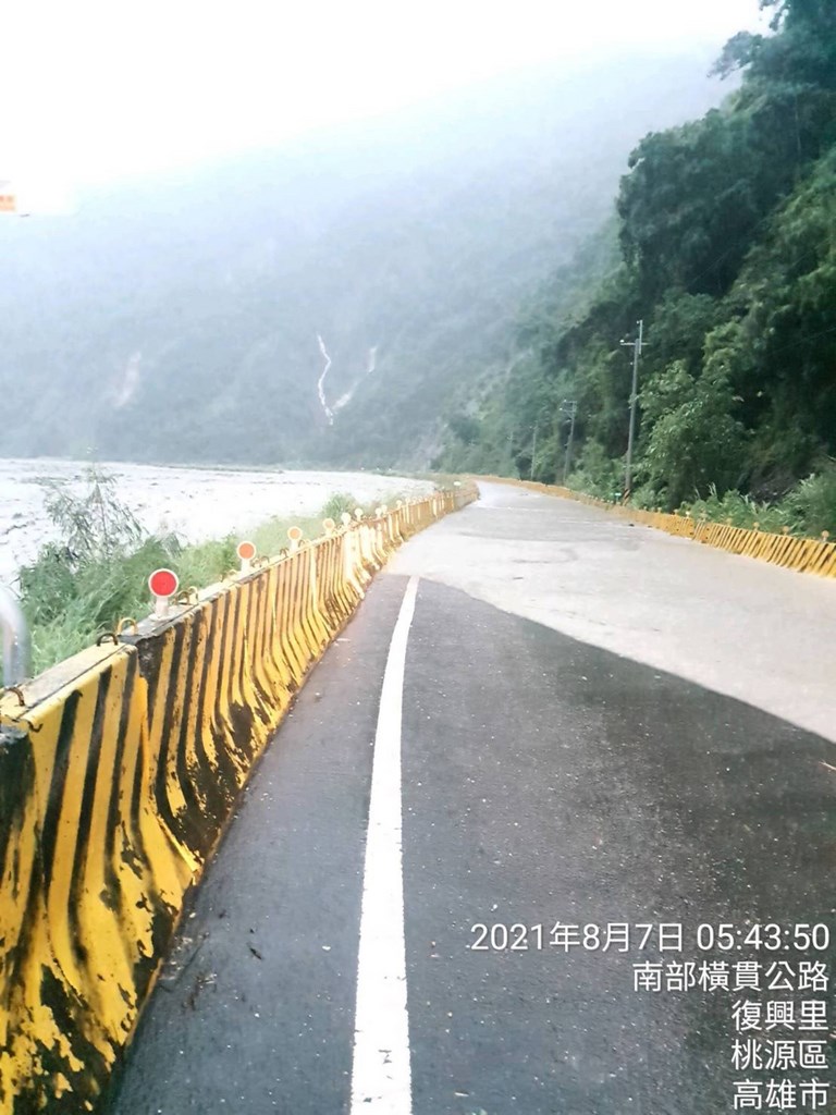 豪雨狂炸高雄市山區,公路總局甲仙工務段緊急發布,包括台20線南橫公路沿線勤和、玉穗、削山鋼便橋、復興橋及寶來橋、台29線民權橋及民生橋上午9時起全部預警性封閉,以維民眾安全。(民眾提供)中央社記者蔡孟妤傳真 110年8月7日