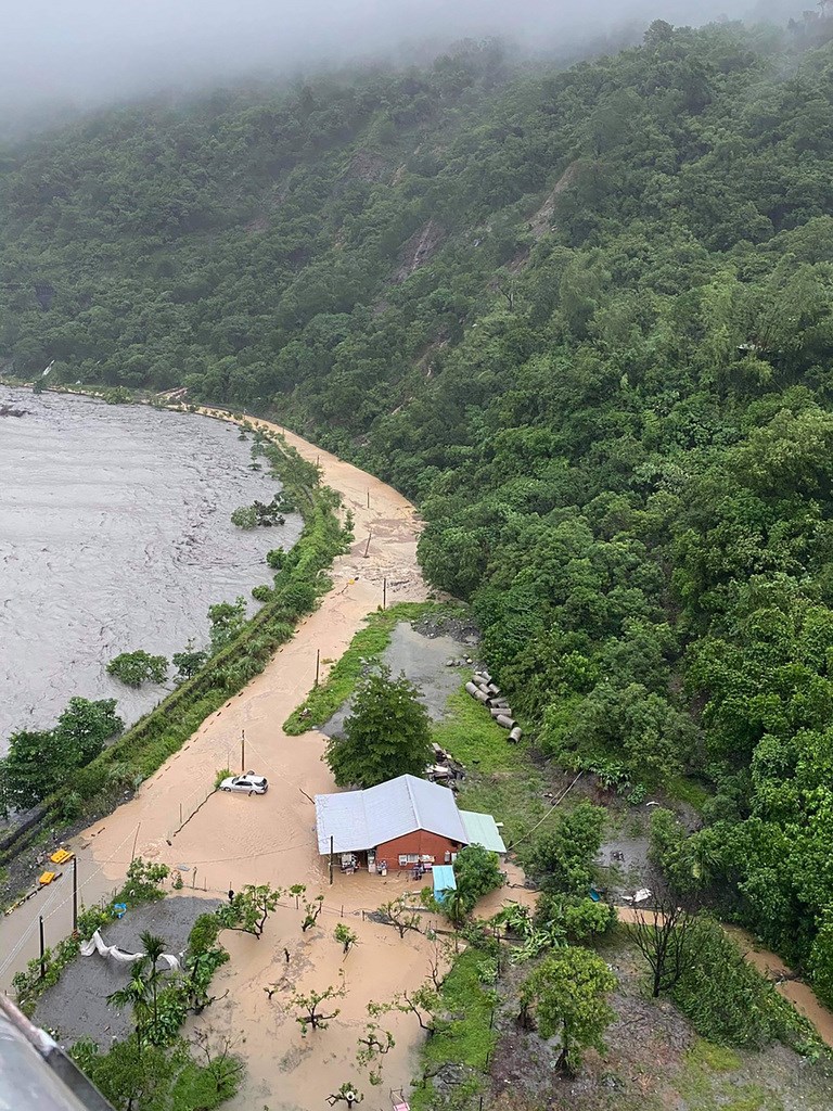 高雄山區連日大雨,雨勢驚人,茂林區情人谷得樂日嘎大橋附近7日下午一度水淹及腰,多處民宅泡在泥水中。(民眾提供)中央社記者蔡孟妤傳真 110年8月7日