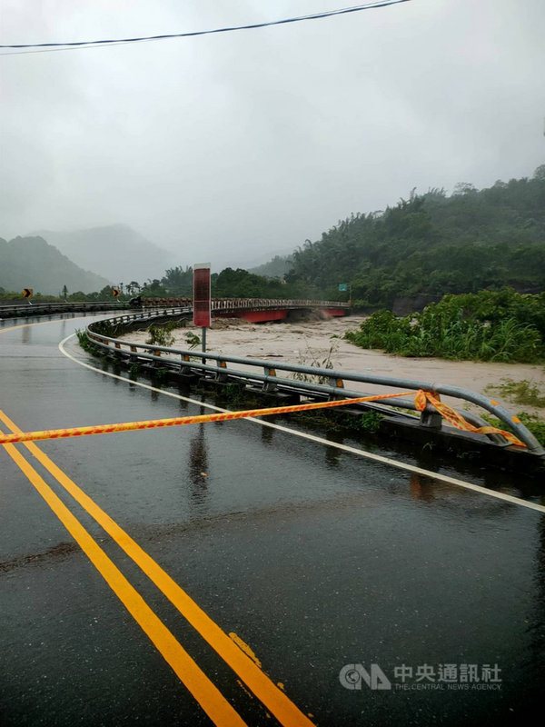 豪雨狂炸高雄市山區,7日多條道路因落石、溪水暴漲,實施預警性封閉。(高市原民會提供)中央社記者蔡孟妤傳真 110年8月7日