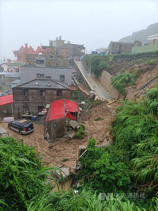 受颱風盧碧減弱的熱帶性低氣壓影響，馬祖出現強降雨，北竿橋仔村土石坍方嚴重，土石大雨沖刷滑落，影響民宅。（馬祖居民提供）中央社記者邱筠馬祖傳真 110年8月7日