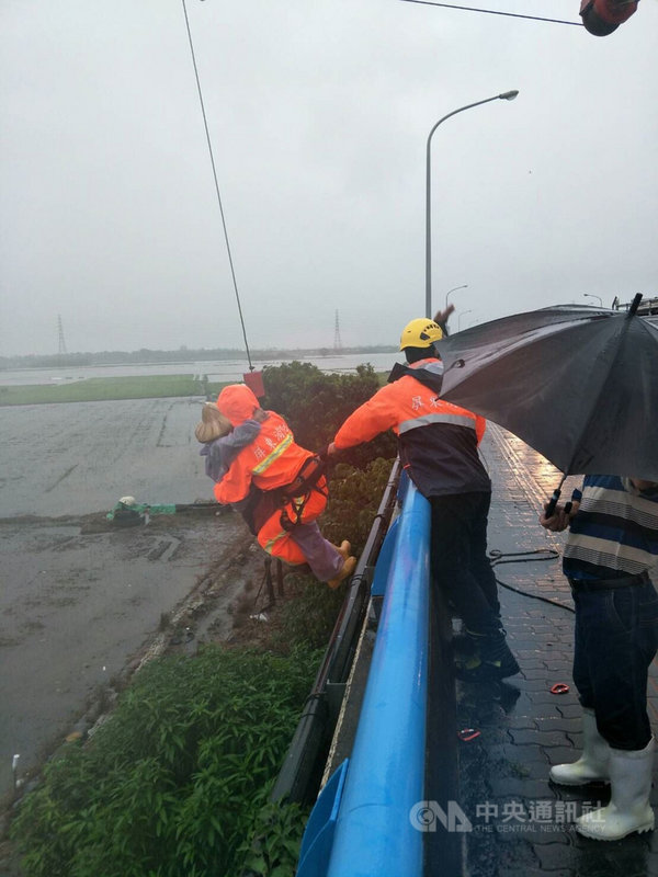 熱帶性低氣壓帶來超大豪雨,有民眾受困屏東縣萬丹鄉河床,消防局立即到場協助脫困。(屏東縣消防局提供)中央社記者郭芷瑄傳真 110年8月7日