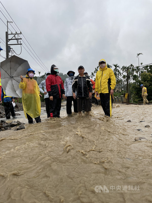 屏185線沿山公路近日受大雨強襲，到處傳出淹水、道路坍方等災情，屏東縣長潘孟安（前右）7日前往勘查時表示，農政單位正關注災情，山區也撤離居民、適逢大潮，縣府不斷利用抽水機抽水，盼降低災情，也提醒農民務必小心。（屏東縣政府提供）中央社記者郭芷瑄傳真  110年8月7日
