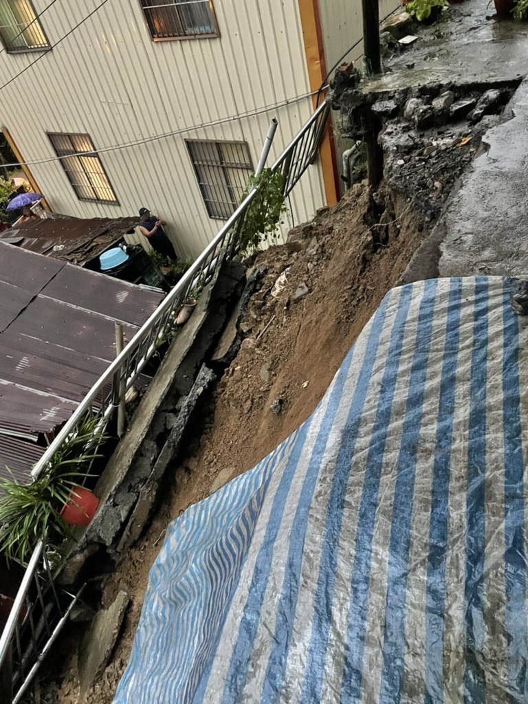 熱帶性低氣壓及西南氣流影響,南投縣信義鄉7日雨勢很大,東埔溫泉區出現邊坡滑落,導致土石衝往民宅,所幸住戶未受傷。(信義鄉公所提供)中央社記者蕭博陽南投縣傳真 110年8月7日