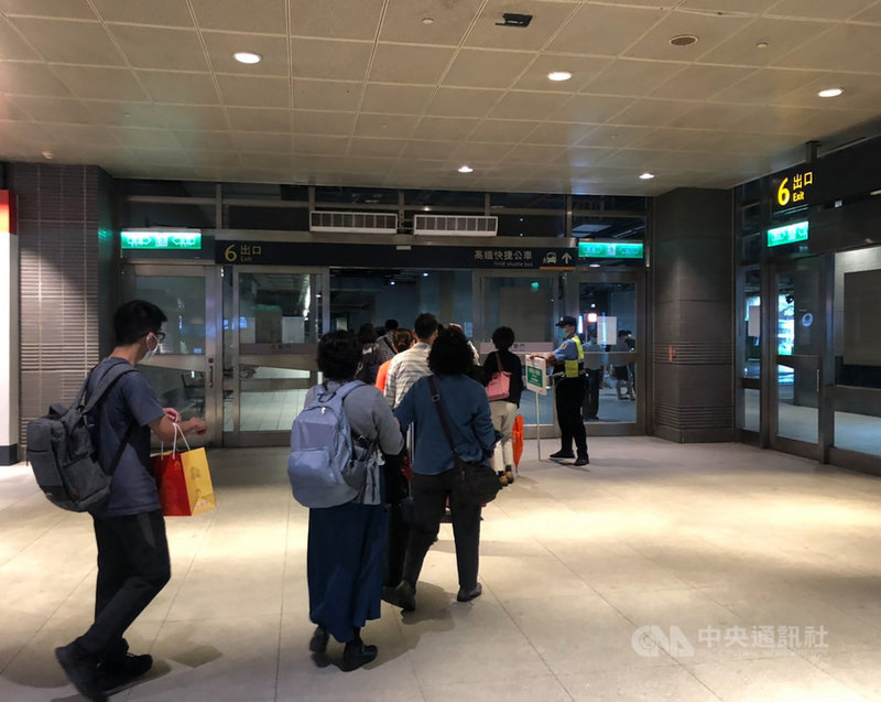 熱帶性低氣壓及西南氣流引發豪雨,台灣高鐵7日上午宣布,苗栗路段受大雨影響造成邊坡落石,停駛苗栗到台中區間,以確保安全;部分旅客選擇排隊等待搭乘接駁巴士,再轉搭高鐵列車。中央社記者趙麗妍攝 110年8月7日