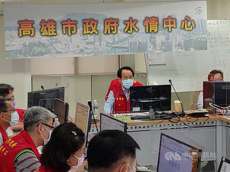 由於雨勢減緩,高雄市豪雨災害應變中心8日中午從二級開設改為三級開設,但因土石流紅色警戒尚未解除,桃源、那瑪夏等7個區公所維持二級開設,其餘區公所授權區級指揮官開設事宜。(高雄市新聞局提供)中央社記者侯文婷傳真 110年8月8日