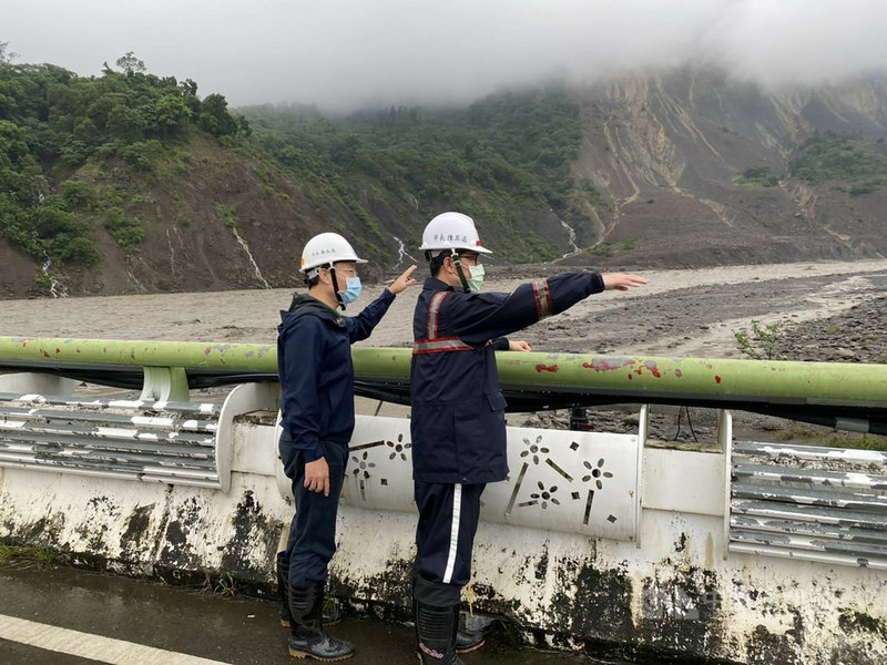高雄山區因連日大雨受災嚴重,市府8日持續搶修各地中斷道路,市長陳其邁(右)持續深入災區勘災。(高雄市新聞局提供)中央社記者侯文婷傳真 110年8月8日