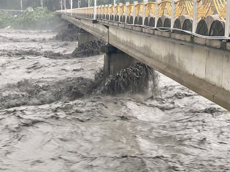 西南氣流南移，持續為屏東帶來降雨，山區和恆春半島有較大雨勢，三地門大橋新橋及舊橋7日都因溪水暴漲封閉。新橋8日上午已開放通行，舊橋仍未開放。（三地門鄉公所提供）中央社記者郭芷瑄傳真 110年8月8日