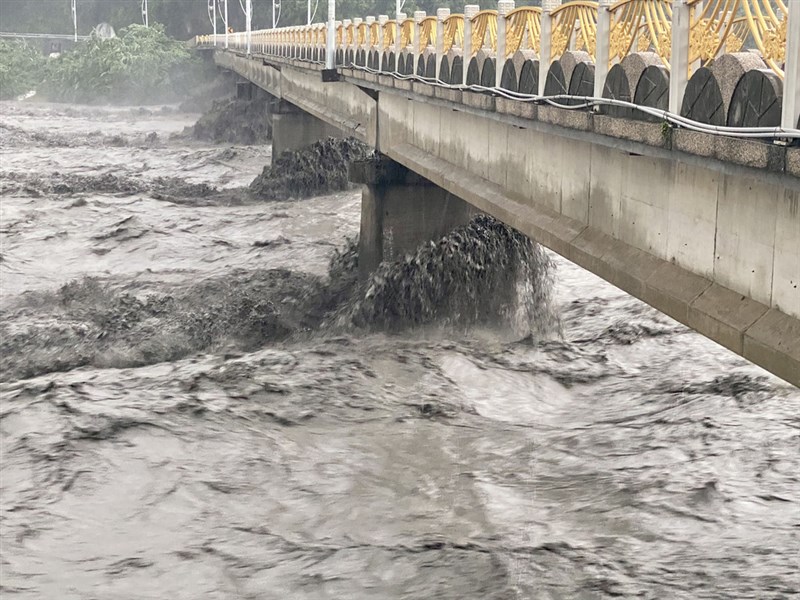 西南氣流南移,持續為屏東帶來降雨,山區和恆春半島有較大雨勢,三地門大橋新橋及舊橋7日都因溪水暴漲封閉。新橋8日上午已開放通行,舊橋仍未開放。(三地門鄉公所提供)中央社記者郭芷瑄傳真 110年8月8日