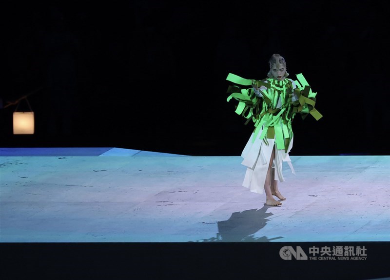 東京奧運閉幕典禮,除了充滿年輕活力的All Tokyoites演出,在Moment of Rememberance橋段中,演出者充滿藝術感的舞蹈搭配太鼓擊樂呈現,別出心裁。中央社記者吳家昇攝 110年8月8日