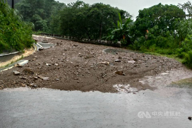 台南市南化區南179線道路1.5公里附近邊坡土石滑落,導致道路交通中斷,區公所8日上午已展開搶通工作,並呼籲民眾暫時不要前往。(讀者提供)中央社記者楊思瑞台南傳真 110年8月8日