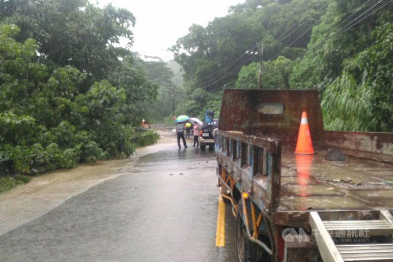 台南市南化區南179線道路1.5公里附近邊坡土石滑落,導致道路交通中斷,區公所8日協調契約廠商調派機具前往清除。(讀者提供)中央社記者楊思瑞台南傳真 110年8月8日