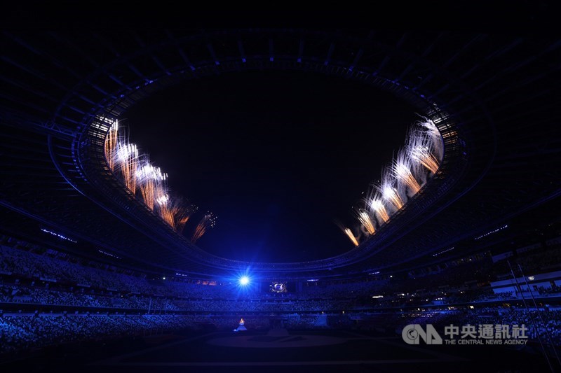 東京奧運8日結束17天賽程,8日舉行閉幕式,璀璨煙火自場館高處噴發,點亮漆黑夜色,為閉幕活動揭開精彩序幕。中央社記者吳家昇攝 110年8月8日