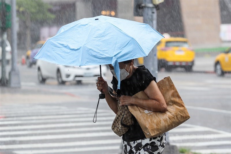 氣象局8日表示,晚間南高屏地區降雨會趨緩,9日西南氣流持續減弱,中南部降雨範圍會縮小;北部、各地山區午後可能有短延時強降雨。(中央社檔案照片)