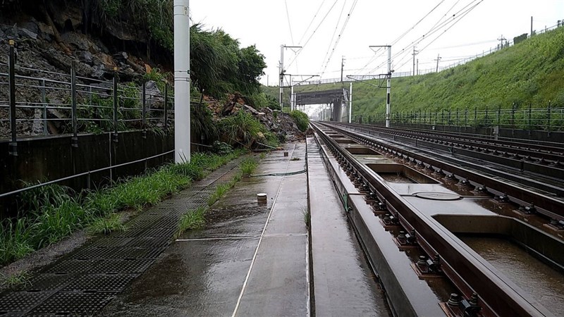 台灣高鐵苗栗路段7日受大雨影響邊坡落石滑動,造成苗栗至台中區間暫停雙向運轉。經搶修,8日以單線雙向行駛,部分列車會延誤。(台灣高鐵提供)