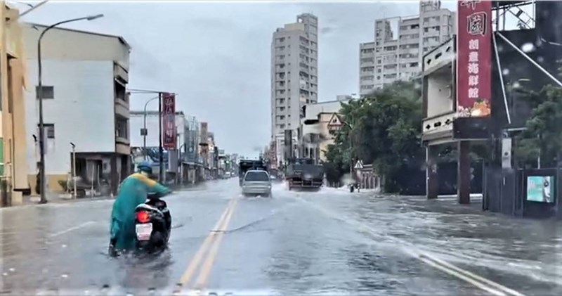 西南氣流南移,持續為屏東帶來降雨,造成區內多處積淹水,林邊鄉台17線道路淹水,車輛必須涉水而過。(枋寮警分局提供)中央社記者郭芷瑄傳真 110年8月8日